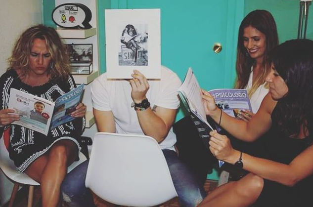 El equipo de Integra Terapia leyendo revistas en el centro
